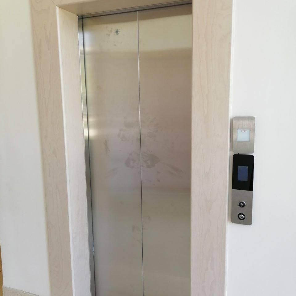 Klinika binosidagi lift